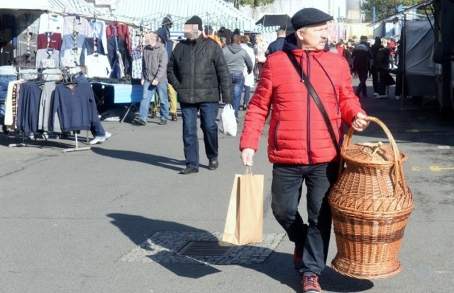 Niedzielna giełda to ponad pół tysiąca stoisk, które są rozlokowane na 37 000 metrów kwadratowych. Klienci kupią tu wszystko w jednym miejscu! Branże prezentują się rozmaicie, od odzieżowej, przemysłowej czy ogrodniczej, po spożywczą czy gastronomiczną.