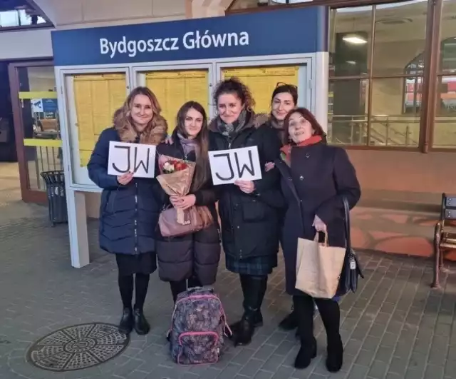Świadkowie Jehowy ze swoją współwyznawczynią z Ukrainy na peronie dworca Bydgoszcz Główna