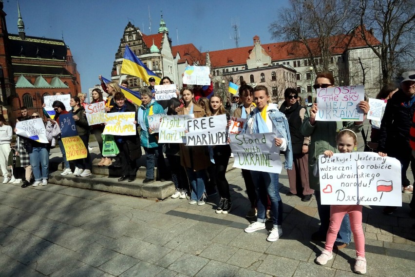 Uchodźcy z Ukrainy na placu Słowiańskim protestowali przeciwko wojnie