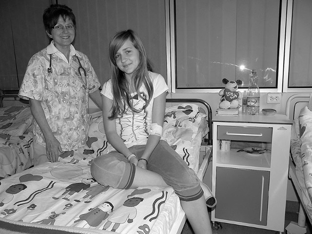 Zdaniem 16-letniej Agnieszki Magier (na zdjęciu z doktor Dorotą Kardas-Sobantką) nowe łóżka są bardzo wygodne.