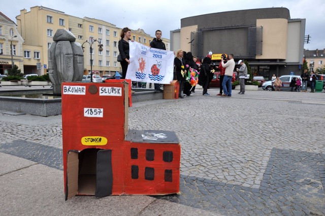 Kilkadziesiąt osób ze Słupska wzięło udział w marszu sprzeciwu wobec powstawaniu dyskontów sieci Biedronka w zabytkowych obiektach miasta.