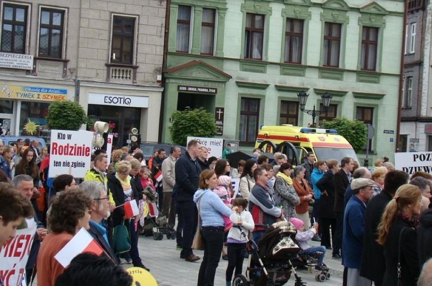 Oświęcim. Rzesze wiernych przeszły ulicami miasta w Marszu dla Życia i Rodziny