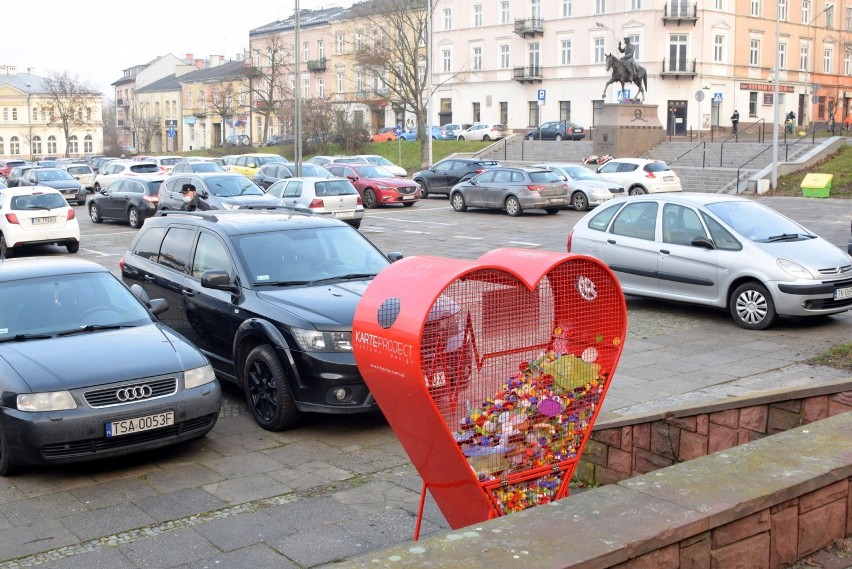 Dwa serca na zakrętki ustawiono w Kielcach. Zobacz, gdzie są 