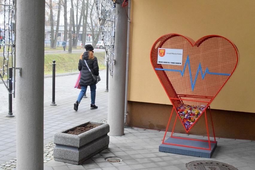 Dwa serca na zakrętki ustawiono w Kielcach. Zobacz, gdzie są 