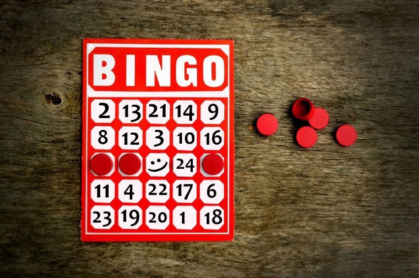 Proste, domowe Bingo

Potrzebujemy:
- plansz dla każdego...