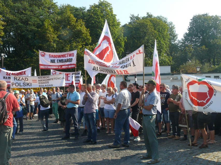 Protest sadowników w Warszawie. Utrudnienia w centrum miasta