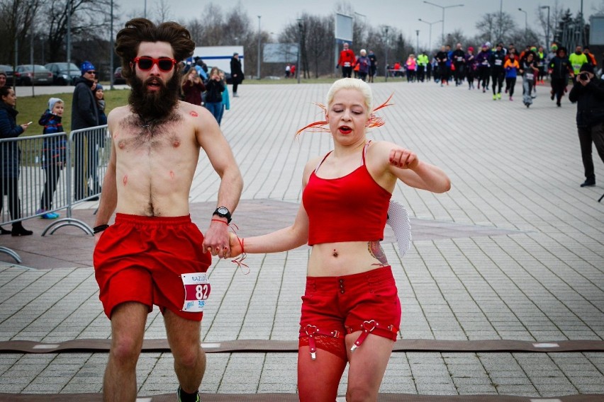 Walentynkowy Bieg w Szczecinie. Zakochani i... przebrani  przebiegli 5 km [ZDJĘCIA]
