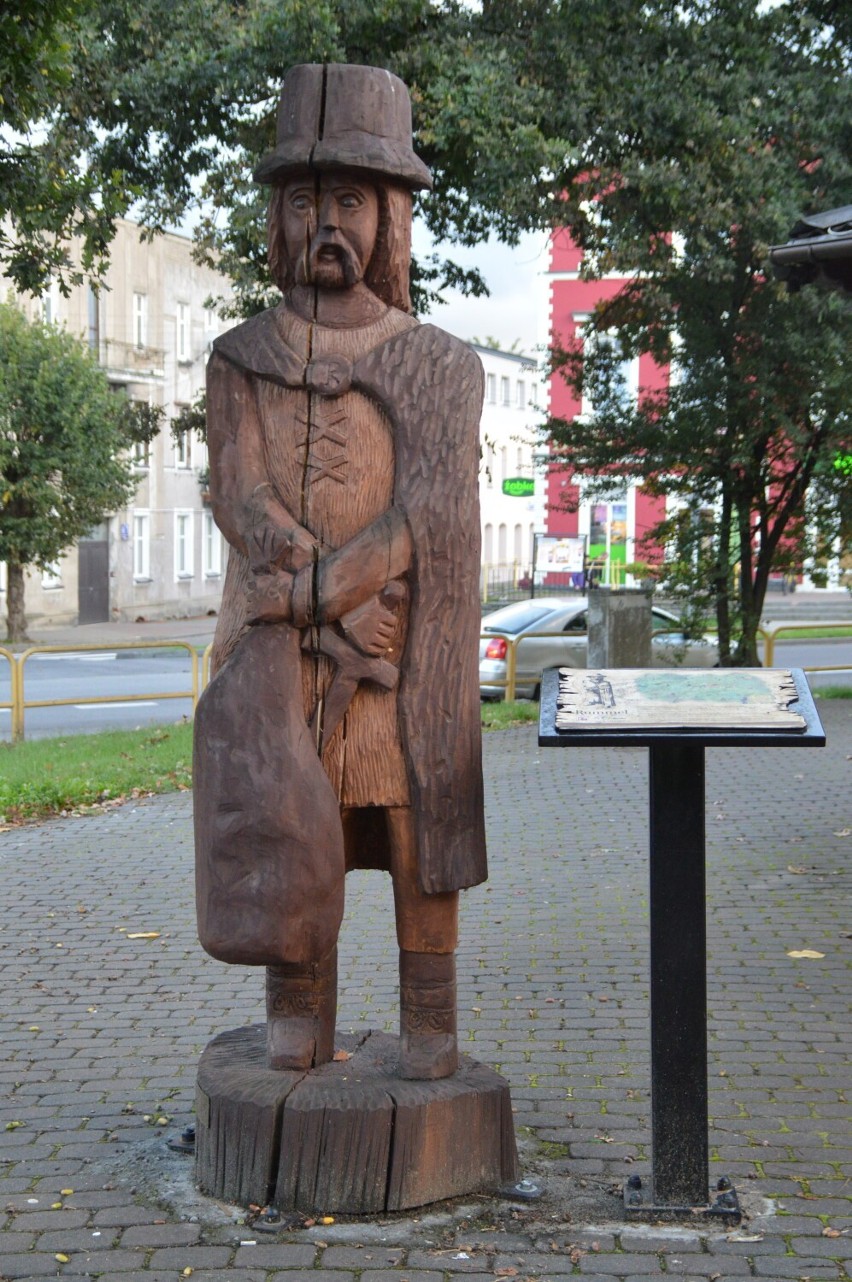 Rzeźba Rummela w Miastku znowu pęka. Ma zaledwie 1,5 roku. Autora dzieła to nie dziwi