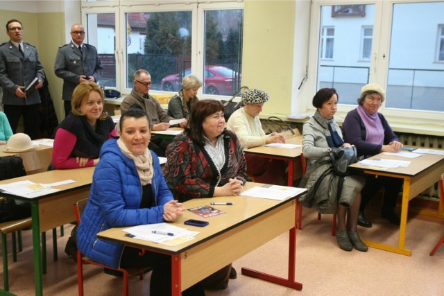 Seniorzy uczestniczą w debatach i spotkaniach, na których policjanci przestrzegają o działaniach oszustów - zdjęcie ilustracyjne