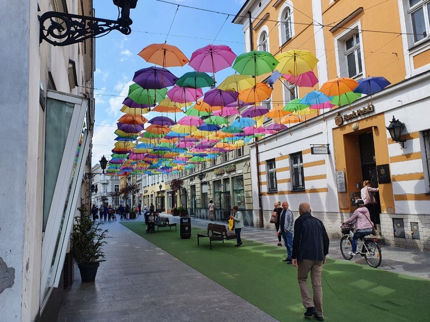 Kolorowe instalacje nad ulicami centrum Leszna 2022