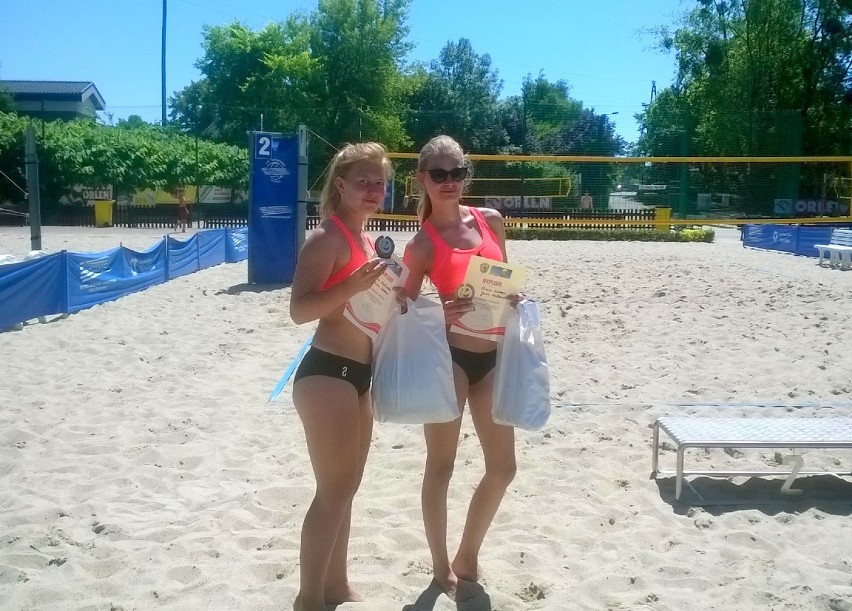 Julia Kozłowska i Oliwia Szuman z WTS Włocławek w finale mistrzostw Polski 2015 w siatkówce plażowej
