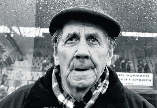 Gerard Cieślik (29 IV 1927 - 3 XI 2013) 

Legenda Ruchu Chorzów, z którym był związany przez całe życie jako piłkarz, trener i działacz. Do historii przeszedł strzelając dwa gole ZSRR w 1957 roku.
Gerard Cieślik urodził się niecałe 200 metrów od historycznego boiska Ruchu "na Kalinie" i temu klubowi pozostał wierny przez całą karierę, choć kilka razy chciała go ściągnąć do siebie Legia Warszawa.  W barwach Niebieskich rozegrał aż 249 meczów, w których zdobył 177 bramek. Był najlepszym strzelcem w dziejach klubu, wyprzedzając m.in. swoich idoli z dzieciństwa - Teodora Peterka i Ernesta Wilimo-wskiego. 167 ligowych trafień plasuje go na czwartym miejscu wśród najskuteczniejszych graczy w historii polskiej ekstraklasy. Dwukrotnie zdobywał tytuł króla ligowych strzelców (1952, 1953). Swoimi bramkami wydatnie przyczyniał się m.in. do trzykrotnego zdobycia Mistrzostwa Polski przez Ruch (1951, 1952, 1953) oraz wywalczenia przez chorzowian Pucharu Polski (1951).  
W 1947 roku zadebiutował w reprezentacji Polski, dla której zagrał w sumie 45 meczów i strzelił 27 goli. Grał między innymi na Igrzyskach Olimpijskich w Helsinkach w 1952 roku. Jest jedynym zawodnikiem w Klubie Wybitnego Reprezentanta, który nie rozegrał wymaganych 60 oficjalnych spotkań w kadrze, ale został przyjęty do tego szacownego grona za wspaniałe zasługi dla polskiego futbolu.
Legendą stały się jego dwa gole strzelone na Stadionie Śląskim w 1957 roku reprezentacji Związku Radzieckiego i jej słynnemu bramkarzowi - Lwu Jaszynowi. Po tamtym meczu Gerarda Cieślika szczęśliwi kibice znieśli z boiska na rękach, a "Mały Łącznik" - jak nazywano piłkarza Ruchu - został niemal bohaterem narodowym. W 1969 roku został wybrany najlepszym piłkarzem 50-lecia PZPN. 
Karierę piłkarską zakończył w 1959 roku. Później był trenerem i działaczem, a także honorowym prezesem Ruchu, bo przed Cieślikiem na Śląsku stały otworem wszystkie drzwi. Wspaniały piłkarz był bardzo skromnym człowiekiem. Do końca życia mieszkał w bloku w Chorzowie-Batorym. Zmarł w wieku niespełna 86 lat i został pochowany na cmentarzu przy ul. Granicznej. Na jego pogrzeb przybyły największe sławy polskiego futbolu. (JAC)