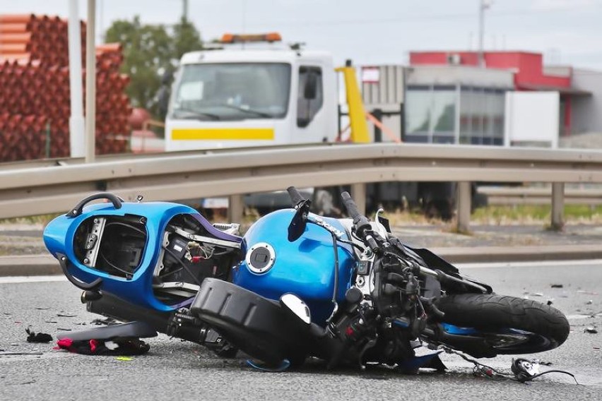 Wypadek na trasie Oleśnica - Wrocław. Nie żyje 25-letni motocyklista. Są utrudnienia! (ZDJĘCIA)  