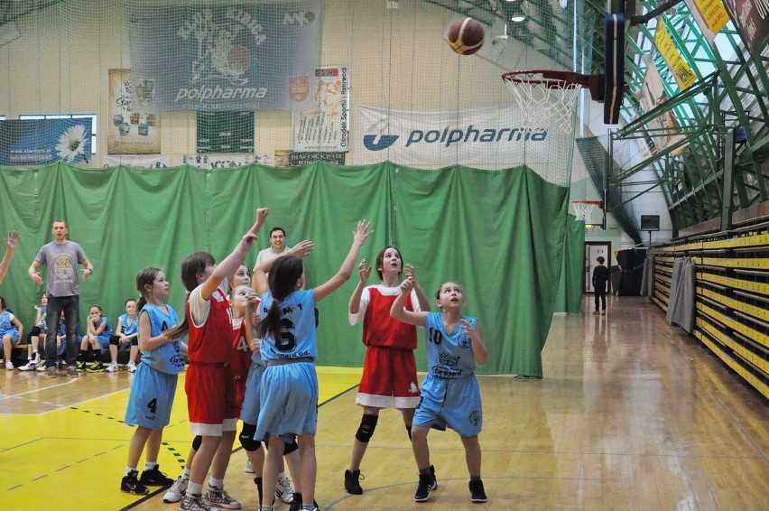 Młodzi grają w kosza - turniej Gwiazdka 2012