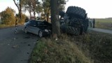 Wypadek w Nowym Dworze Gd. 6.10.2018. Na ul. Warszawskiej zderzyły się samochód osobowy i ciągnik. Dwie osoby ranne [wideo]