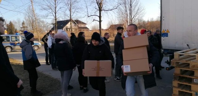 Zduńska Wola: TIR-y z darami dla Ukrainy wyjeżdżają i przyjeżdżają