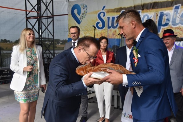 Starostowie dożynek złożyli bochen chleba wypieczony z tegorocznych zbiorów na ręce Andrzeja Wyrzykowskiego, wójta gminy Przodkowo.