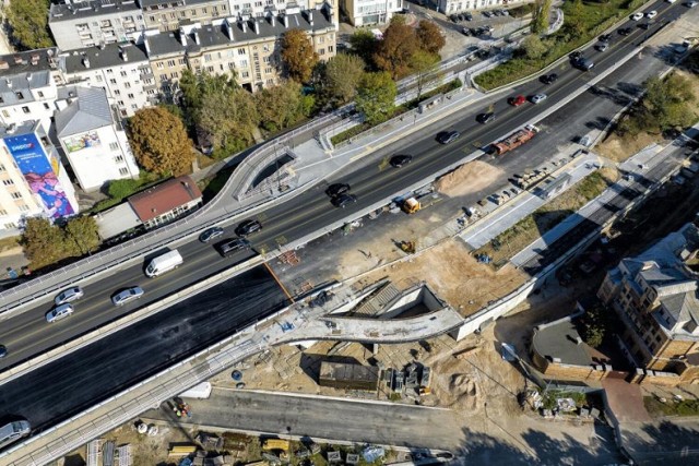 Trwa remont Trasy Łazienkowskiej. Na południowym wiadukcie jest już gotowy asfalt. To jedne z ostatnich prac przy tej konstrukcji.