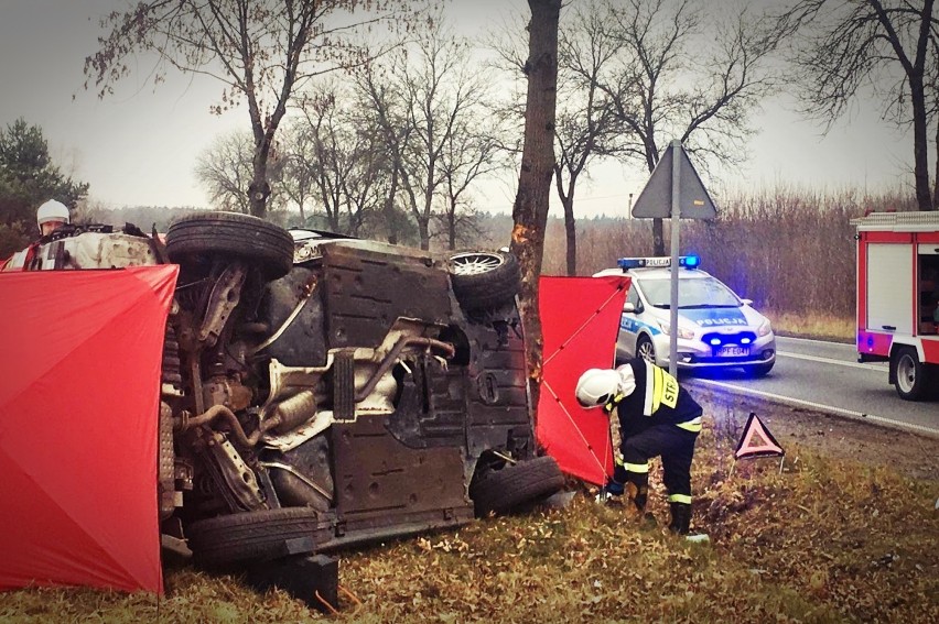 Śmiertelny wypadek w Klukach. BMW uderzyło w drzewo na łuku drogi 