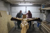 W pracowni rzeźby ręcznej Gębiak w Wapnie powstają arcydzieła 