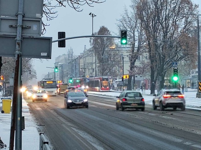 Zima zaatakowała w Częstochowie. Zasypane chodniki, ulice i place. Ruch wolniejszy niż zwykle
