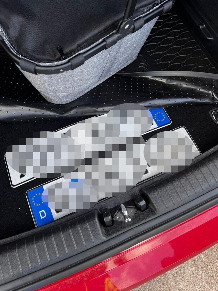 Kierowca z Gniezna próbował uciec funkcjonariuszom kradzionym autem