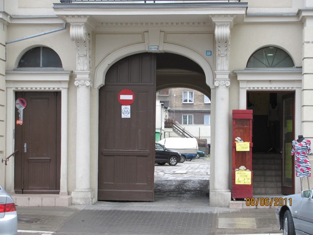 Brama wejściowa do Punktu Informacyjno - Kontaktowego AA przy ul. Dąbrowskiego 28 w Poznaniu