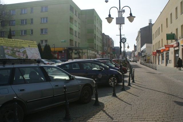 Na ul. 3 Maja do parkowania wykorzystywany jest każdy kawałek wolnego miejsca. Samochody stoją tuż przy słupkach. Równolegle albo i prostopadle, jak komu pasuje.