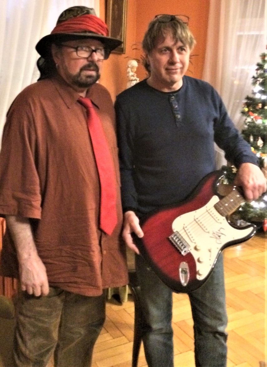 W Mokrym Dworze wylicytować można gitarę z autografem Hołdysa