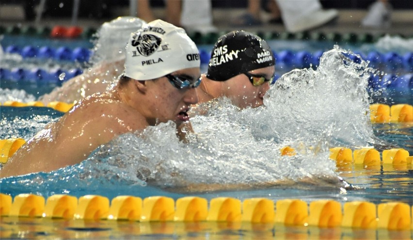 Michał Piela w pierwszych dwóch stylach wyścigu na 400 m...