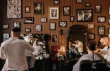 Barber Shop to ostatni krzyk mody. To tutaj panowie mogą zrobić sobie modną fryzurę, idealnie przystrzyc brodę, a nawet napić się... whisky