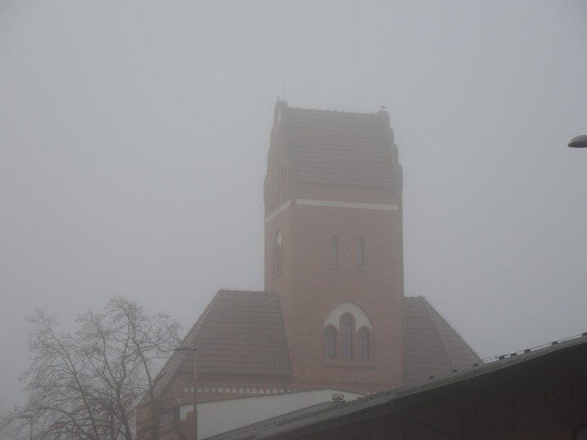 W Świnoujściu gęsta mgła. Zobaczcie, jak tajemniczo wyglądają dziś ulice