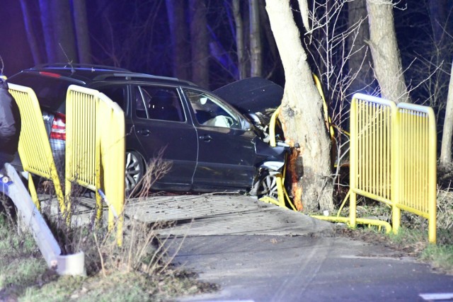 Do wypadku doszło między Kłodawą a Wojcieszycami. Na Łuku drogi samochód wypadł z jezdni i uderzył w drzewo.