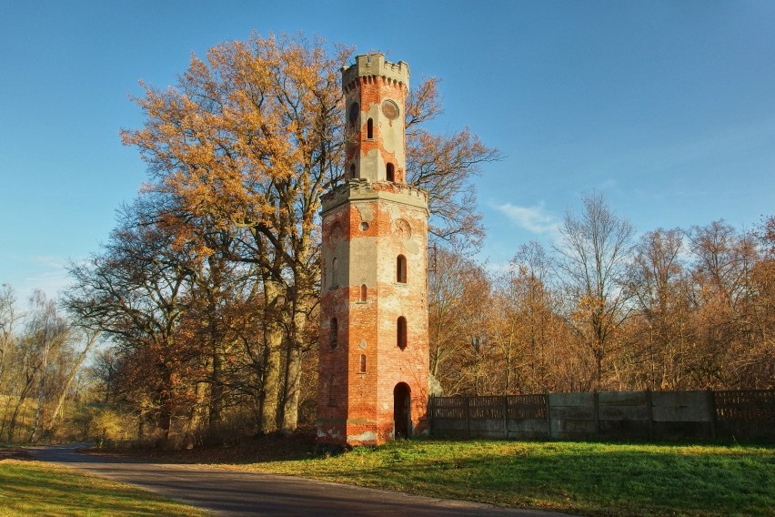 Wieża widokowo - zegarowa z XIX W. w Warszynie. Obiekt był...