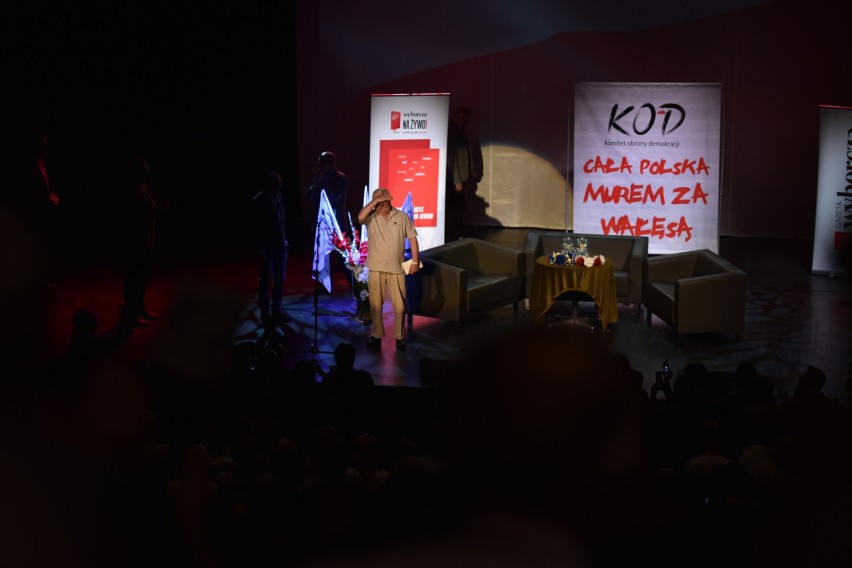 Tłumy na spotkaniu z Lechem Wałęsą w Toruniu [ZDJĘCIA]