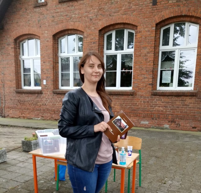 Pracownicy biblioteki odwiedzili wieś Adamowo, dzięki czemu chętni mieszkańcy mogli zaopatrzyć się w książkę Tomasza Weissa.