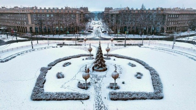 Zimą wschodnia część Krakowa również wygląda niesamowicie. Symetryczne ułożone ulice sprawiają, że z góry teren ten wygląda jak makieta, którą przyprószył śnieg.