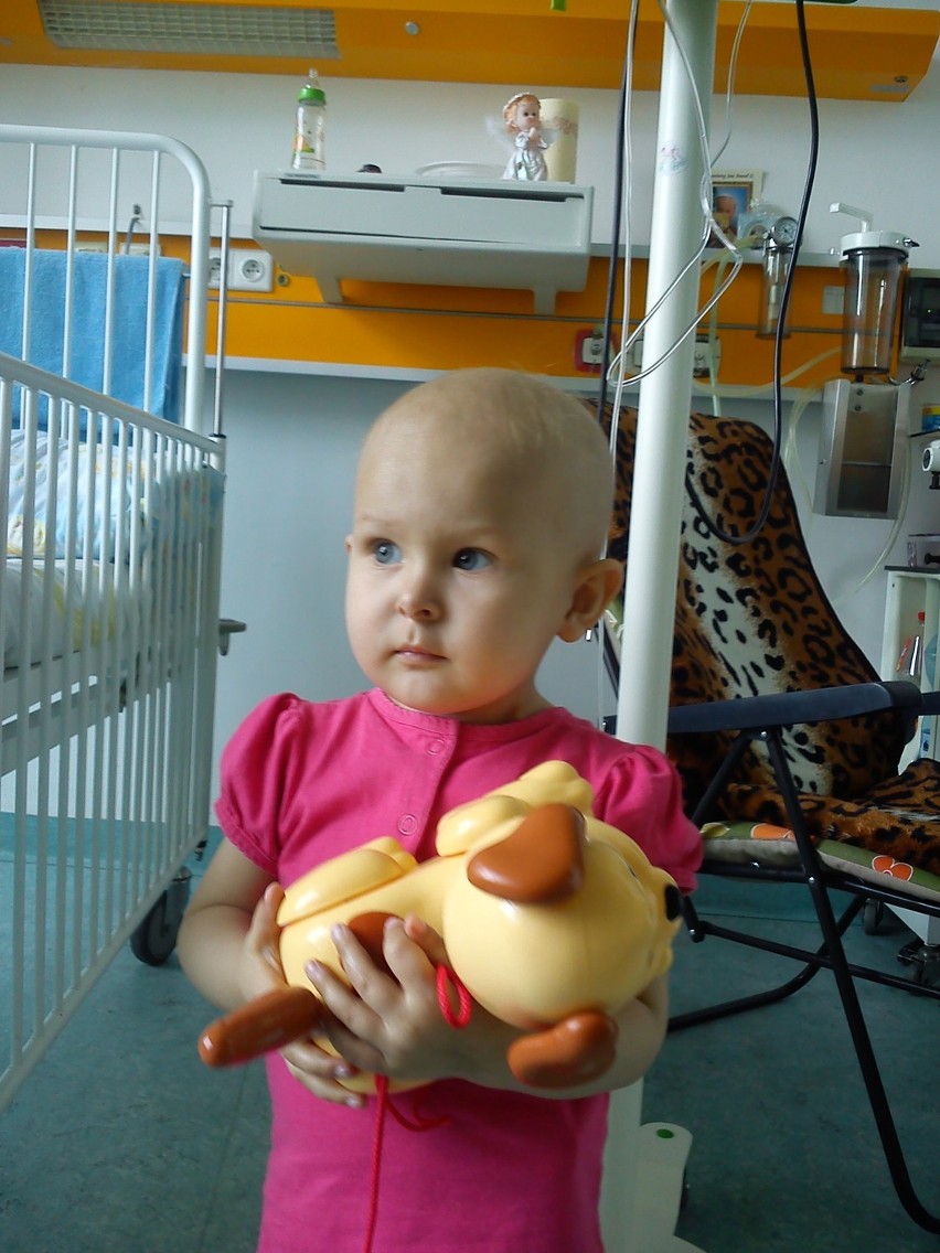 Olkusz: Karolinka walczy z białaczką.Pomóżmy jej!