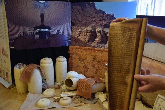 Wystawa pt. "Księga, która przetrwała wieki". Dokładnie 75 lat temu, w 1947 r., świat dowiedział się o odkryciu  starożytnej biblioteki w  miejscowości Qumran nad Morzem  Martwym. Zwoje z rękopisami były włożone w glinianych dzbanach umieszczonych w grotach. Pierwszy wyjęty zwój był  zapisany tekstem  biblijnej "Księgi Izajasza".