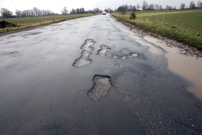 Dziurawa i zaśmiecona ulica Kunicka w Legnicy, zobaczcie aktualne zdjęcia