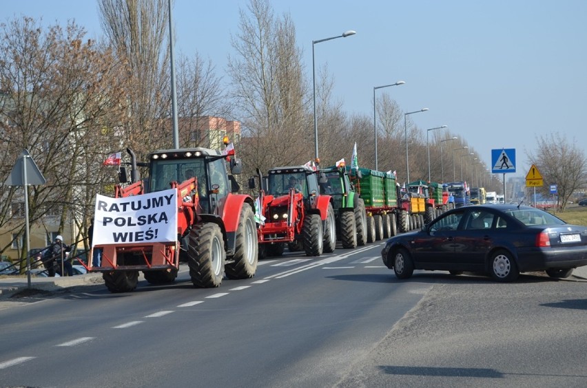 Głogów: Trwa protest rolników. Utrudnienia na ulicach miasta oraz na krajowej „3" i „12"