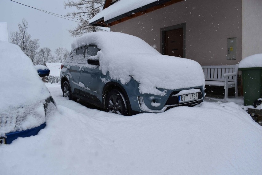 Zakopane. W nocy spadło 25 cm śniegu. Fatalne warunki drogowe [ZDJĘCIA]