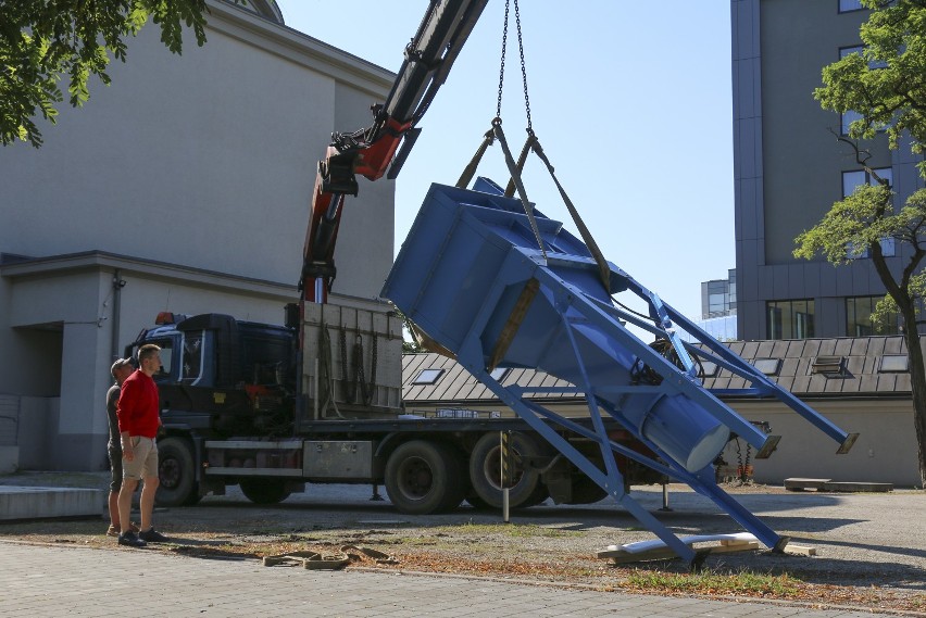 Zjadacz kurzu waży prawie pięć ton. Stoi na pl. Strzegomskim