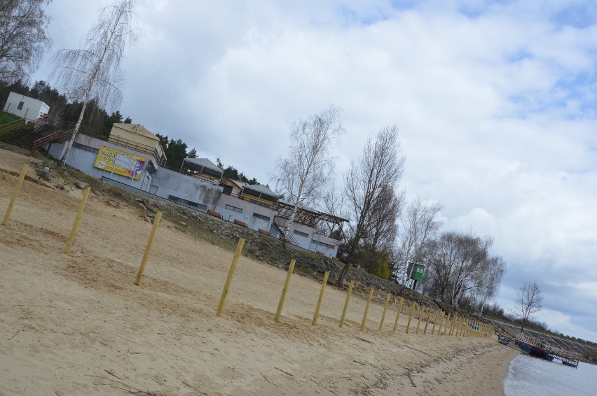 Część plaży nad Jeziorem Nyskim zagrodzona. Teren...