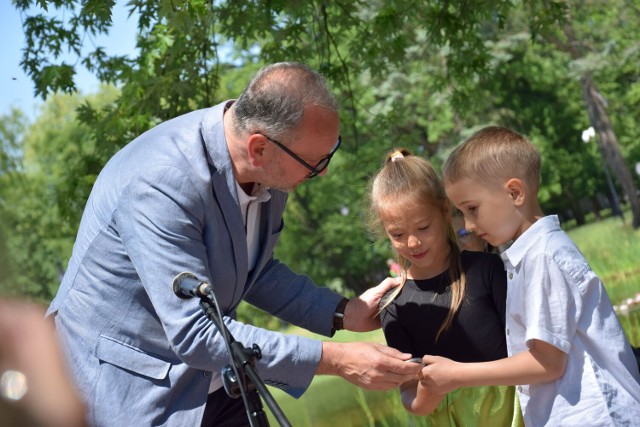 Prezydent Zduńskiej Woli Konrad Pokora przekazał symboliczny klucz do bram miasta przedstawicielom przedszkolaków