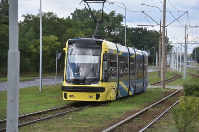 Autorzy raportu porównali sieci tramwajowe w piętnastu polskich metropoliach. Toruń uplasował się na czwartym miejscu, ustępując m.in. Bydgoszczy. Tramwaje w naszym mieście jeżdżą ze średnią prędkością 19,7 kilometrów na godzinę.