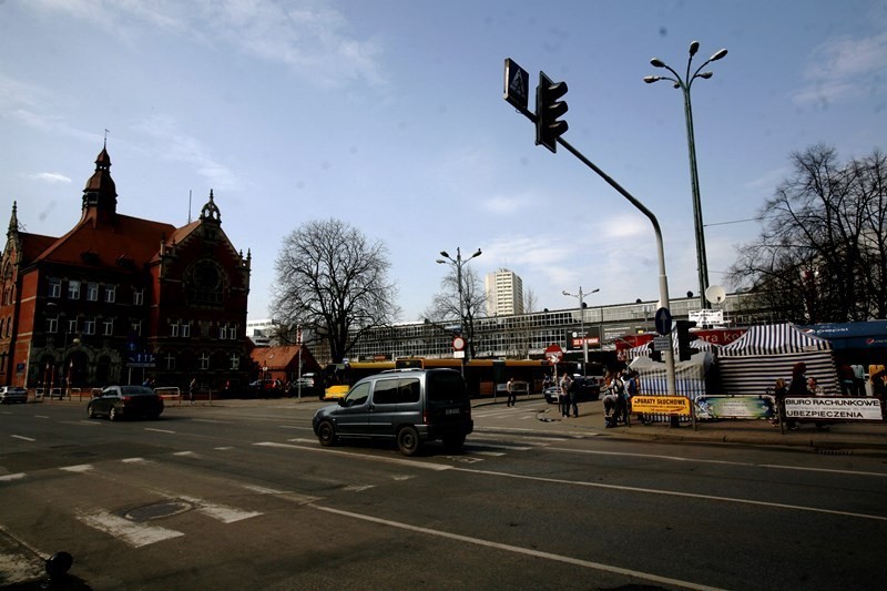 Wszystkie autobusy jadące do miast Zagłębia - nr: 40, 61,...