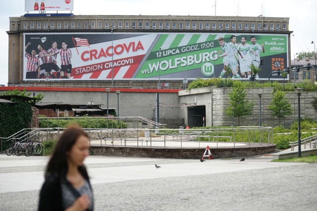 Baner promujący mecz na rondzie Mogilskim. Zapłaciła za niego prywatna firma.