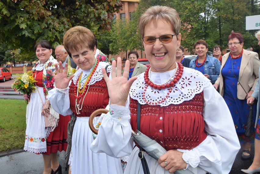 Sieradzki Jarmark Powiatowy 2022. Barwna parada połączona z prezentacją gmin i orkiestr przeszła ulicami miasta ZDJĘCIA