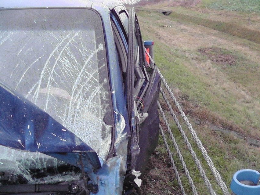 Wypadek w Łazach koło Bochni, po czołowym zderzeniu jedna osoba trafiła do szpitala [ZDJĘCIA]